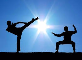 什么是“博弈中的锚定效应”？博彩公司如何通过第一个赔率锁定你的预判。（博弈中的锚定效应：博彩公司如何用首个赔率左右你的判断）