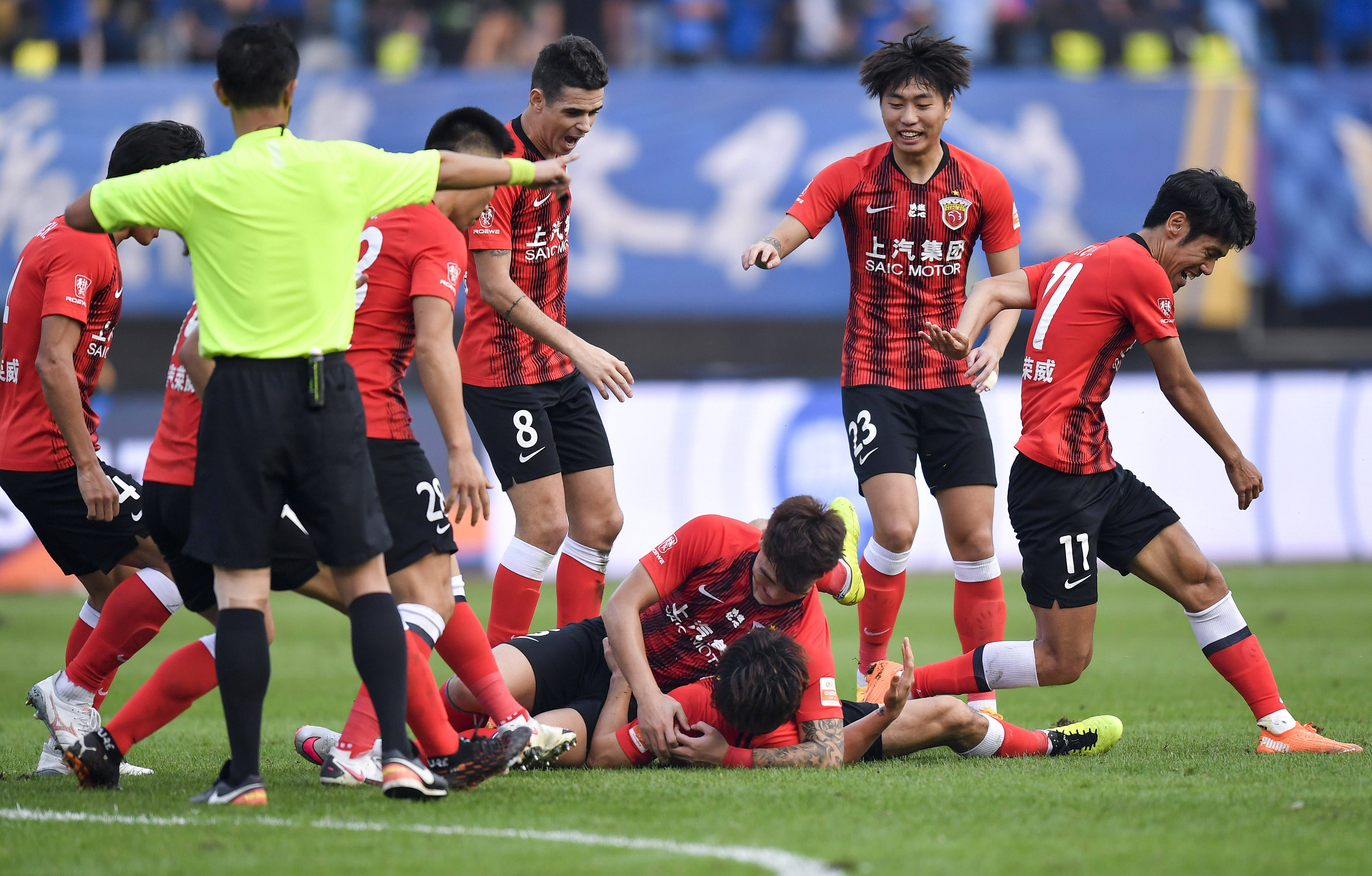 都让他在中 都让他在中